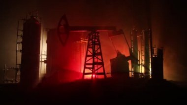 Petrol pompası ve petrol rafineri fabrikası geceleri sis ve arka planda. Enerji endüstriyel kavramı. 