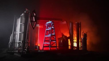 Petrol pompası ve petrol rafineri fabrikası geceleri sis ve arka planda. Enerji endüstriyel kavramı. 