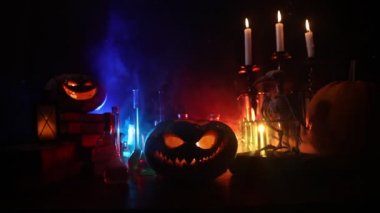 Cadılar bayramı balkabağı fenerleri. Korkunç Cadılar Bayramı Balkabağı dumandan bakıyor. Cehennemin derinliklerinden parlayan, dumanı tüten canavar balkabağı