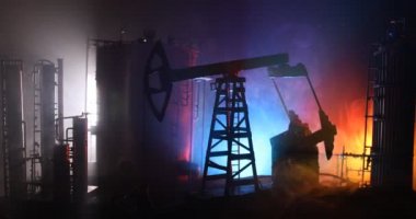 Petrol pompası ve petrol rafineri fabrikası geceleri sis ve arka planda. Enerji endüstriyel kavramı. 