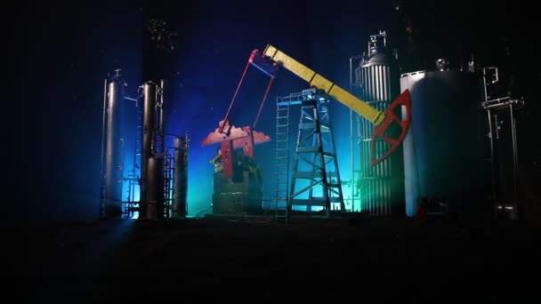 油泵和精炼厂在夜间有雾和背光 能源工业概念 — 图库视频影像