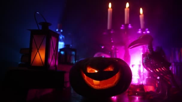 Halloween Jack Lucerna Tmavé Místnosti Kouřem Strašidelná Halloweenská Dýně Dívá — Stock video