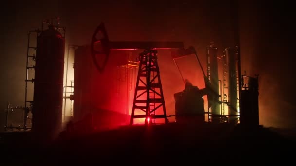 Pompe Huile Usine Raffinage Pétrole Nuit Avec Brouillard Rétroéclairage Énergie — Video