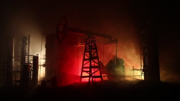 Ölpumpe Und Ölraffinerie Bei Nacht Mit Nebel Und Hintergrundbeleuchtung Industrielles — Stockvideo