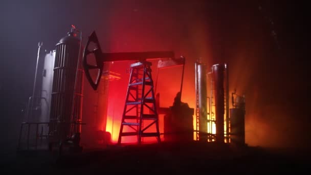 Ölpumpe Und Ölraffinerie Bei Nacht Mit Nebel Und Hintergrundbeleuchtung Industrielles — Stockvideo