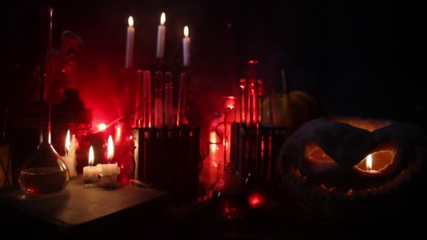 Χάλογουιν Τζακ Λάντερν Σκοτεινό Δωμάτιο Καπνό Τρομακτική Κολοκύθα Halloween Κοιτάζοντας — Αρχείο Βίντεο