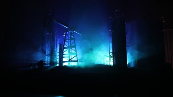 Нефтяной Насос Завод Переработке Нефти Ночью Туманом Подсветкой Энергетическая Концепция — стоковое видео