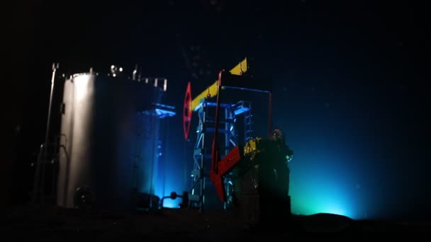 Bomba Óleo Fábrica Refino Óleo Noite Com Nevoeiro Luz Fundo — Vídeo de Stock