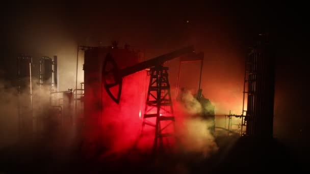 Ölpumpe Und Ölraffinerie Bei Nacht Mit Nebel Und Hintergrundbeleuchtung Industrielles — Stockvideo