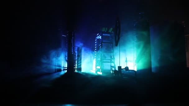 Ölpumpe Und Ölraffinerie Bei Nacht Mit Nebel Und Hintergrundbeleuchtung Industrielles — Stockvideo