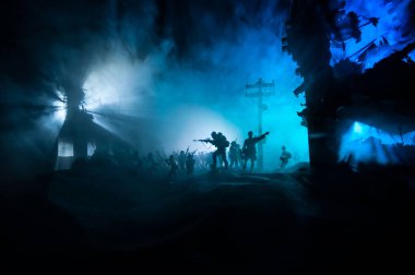 Savaş Konsepti. Askeri siluetler savaş sisli gökyüzü arka planında savaş sahnesi, Dünya Savaşı Askerleri Silueti Bulutlu Gökyüzünün Altında Gece. Harap olmuş şehirde savaş. Seçici odak