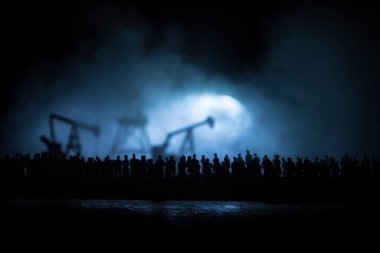 Petrol endüstrisi krizi konsepti. Covid küresel salgını yüzünden petrol borsası krizi. Petrol pompası ve petrol rafineri fabrikası geceleri sis ve arka planda. Yaratıcı sanat dekorasyonu. Seçici odak.