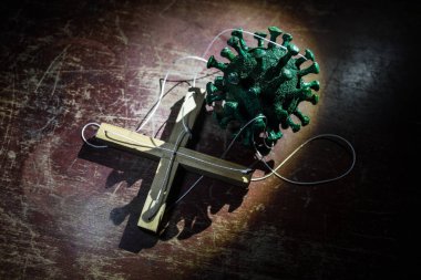 Koronavirüsle yaratıcı manipülasyon kavramı. Covid19 minyatür, koyu arkaplanda ipler var. Seçici odak