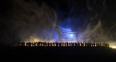 Coronavirus küresel finansal kriz konsepti. Kalabalık gece büyük boş bir alışveriş arabasına bakıyor. Sis ve arka ışık. Yaratıcı sanat dekorasyonu. Seçici odak.