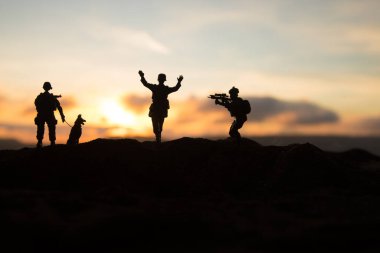 Savaş sahnesi. Askeri savaş sis gökyüzü arka plan üzerinde mücadele sahne siluetleri. Bir Alman askeri silah teslim ortaya çıkar. Plastik oyuncak askerler silahlı düşman askeri esir alarak. Sanat