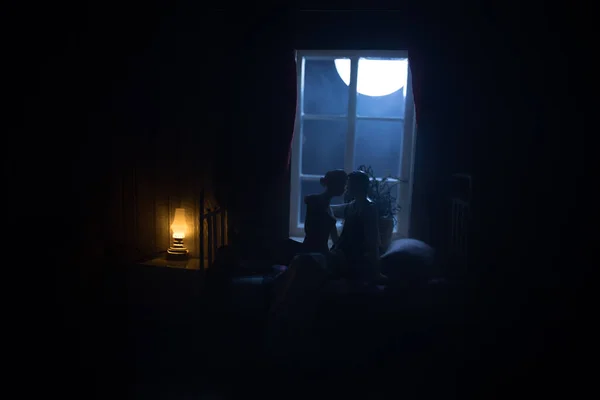 Ένα Ρεαλιστικό Υπνοδωμάτιο Κουκλόσπιτο Έπιπλα Και Παράθυρο Νύχτα Ρομαντικό Ζευγάρι — Φωτογραφία Αρχείου