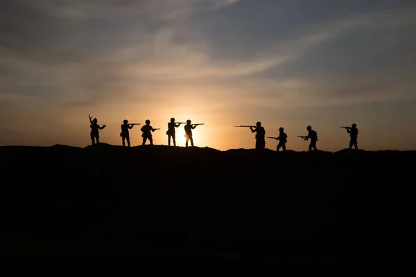 Concept Guerre Silhouettes Militaires Scène Combat Sur Fond Brouillard Guerre — Photo