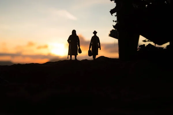 Vluchtelingen Gevangen Lopen Verwoeste Stad Verschrikkelijk Gezicht Van Oorlog Concept — Stockfoto