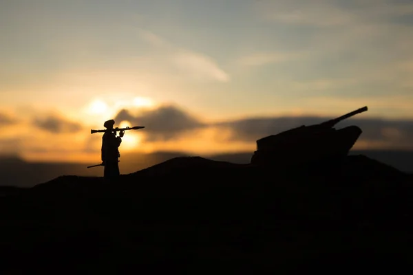 兵士たちはバズーカとRpgでシルエット 戦争の概念 戦場の霧の空を背景にした軍のシルエット戦闘シーン 日没時にRpgでMohaed — ストック写真