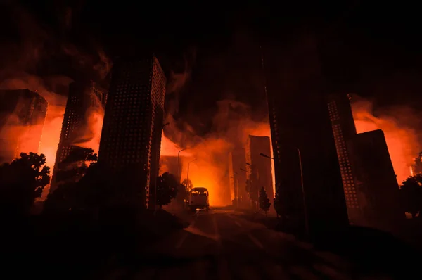 Calle Vacía Ciudad Quemada Llamas Suelo Ráfagas Humo Distancia Vista —  Fotos de Stock