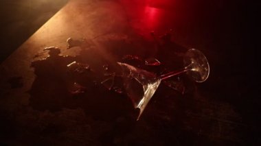 Karanlık arka plandaki kırık camların yakın plan görüntüleri.