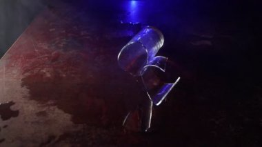 Karanlık arka plandaki kırık camların yakın plan görüntüleri.