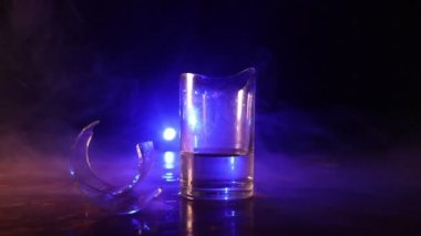 Karanlık arka plandaki kırık camların yakın plan görüntüleri.