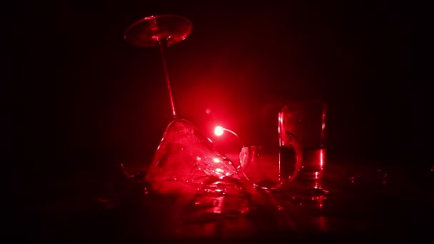暗い背景のテーブルの上の壊れたガラスのクローズアップ映像です — ストック動画