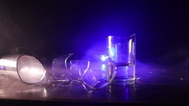 Close Upbeelden Van Gebroken Glas Tafel Donkere Achtergrond Met Verlichting — Stockvideo