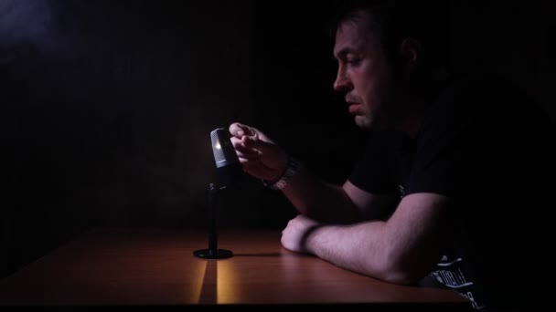 Beyaz Adam Haber Spikeri Karanlık Odada Mikrofonlu Bir Masada Oturuyordu — Stok video