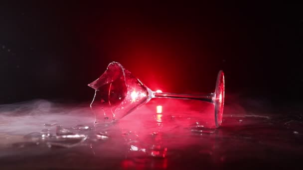 Närbilder Krossat Glas Bord Mörk Bakgrund Med Belysning — Stockvideo