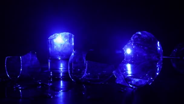 Close Upbeelden Van Gebroken Glas Tafel Donkere Achtergrond Met Verlichting — Stockvideo