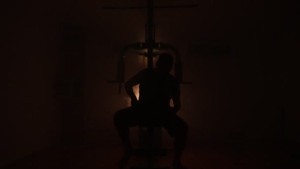 黑暗背景下的健身房设备 体育概念 有选择的重点 — 图库视频影像
