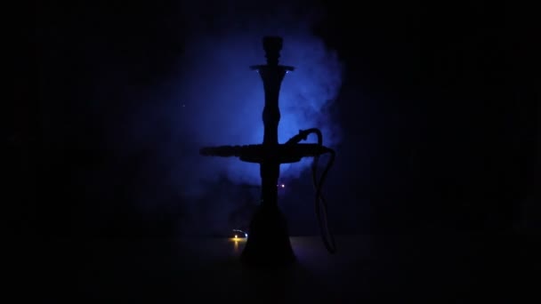 暗い部屋で蒸気の雲を作る石沙ボウルにフカホット石炭 バックライト付きのダークでスタイリッシュな東洋の社 選択的焦点 — ストック動画
