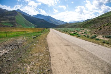 Yazın gündüz dağlarda güzel bir manzara. Gün batımında dağlar. Azerbaycan, Kafkasya. Khinalig