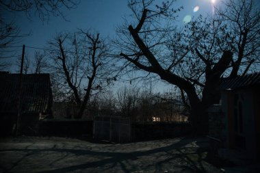 Gece sessiz köyde dolunay var. Ay ışığı altındaki dağ köyünün güzel gece manzarası. Azerbaycan doğası. Uzun pozlu çekim