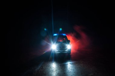 Ambulans arabasıyla Corona virüsü konsepti. Corona virüsünü önlemek için tedbir amaçlı önlemler için evde kal. Ambülans arabası koyu sisli arka planda. Yaratıcı sanat dekorasyonu. Seçici odak