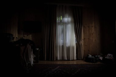 Geceleri yatak odasında perdesi olan pencereli bir ışık. Korku sahnesi. Cadılar Bayramı konsepti Bulanık hayalet silueti