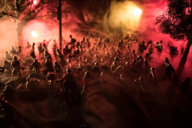 Savaş Konsepti. Askeri siluetler savaş sisli gökyüzü arka planında savaş sahnesi, Dünya Savaşı Askerleri Silueti Bulutlu Gökyüzünün Altında Gece. Harap olmuş şehirde savaş. Seçici odak