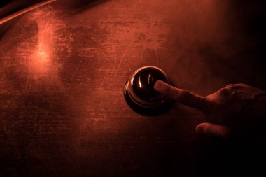 Ahşap masadaki servis zilini arıyorum. Arka planda tonlu ışıklar var. Otel resepsiyon zili, servis zili çalıyor, seçici odaklanma.