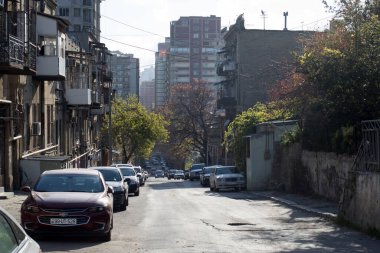 BAKU, AZERBAIJAN - 14 Nisan 2020 - Bakü, Azerbaycan şehir merkezi. Gündüz vakti Azerbaycan 'ın başkenti Bakü' nün boş sokakları. Covid salgını yaşanıyor