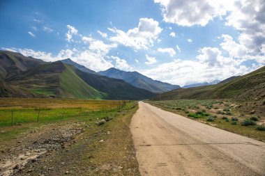 Yazın gündüz dağlarda güzel bir manzara. Gün batımında dağlar. Azerbaycan, Kafkasya. Khinalig