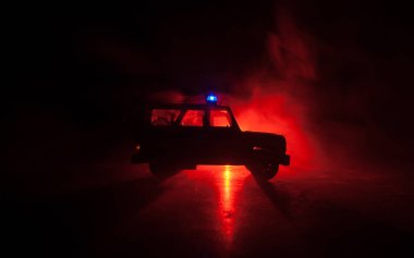 Polisle Corona virüsü konsepti. Corona virüsünü önlemek için tedbir amaçlı önlemler için evde kal. Çevik kuvvet polisi hazır olmak için işaret verdi. Karanlık arka planda ışıklarla tüttürmek. Seçici odak