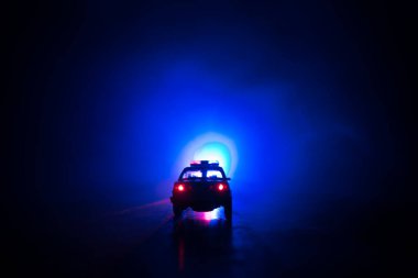 Polisle Corona virüsü konsepti. Corona virüsünü önlemek için tedbir amaçlı önlemler için evde kal. Çevik kuvvet polisi hazır olmak için işaret verdi. Karanlık arka planda ışıklarla tüttürmek. Seçici odak