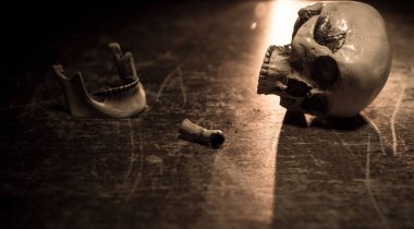 Sigara içilmiyor. Sigaralı yaratıcı tablo dekorasyonu. Sigara kansere neden olur ve öldürür. Hayat boyu kafatası ve sigara. Seçici odak