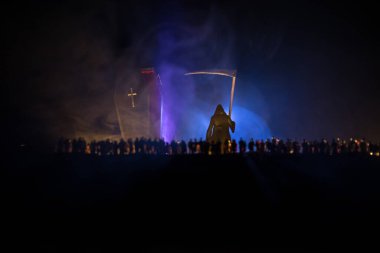 Coronavirus 2019-nCov romanı Coronavirus konsepti. Kalabalık büyük bir tabuta bakıyor ve gecenin karanlığında sisli ve arka planda ölüm meleği. Yaratıcı sanat dekorasyonu. Seçici odak.