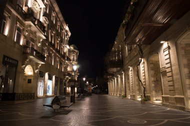 BAKU, AZERBAIJAN - 7 Nisan 2020 - Bakü, Azerbaycan şehir merkezi. Geceleri Azerbaycan 'ın başkenti Bakü' nün boş sokakları. Covid salgını yaşanıyor