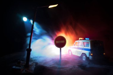Polisle Corona virüsü konsepti. Corona virüsünü önlemek için tedbir amaçlı önlemler için evde kal. Çevik kuvvet polisi hazır olmak için işaret verdi. Karanlık arka planda ışıklarla tüttürmek. Seçici odak