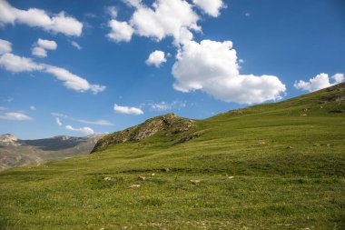 Yazın gündüz dağlarda güzel bir manzara. Gün batımında dağlar. Azerbaycan, Kafkasya. Khinalig