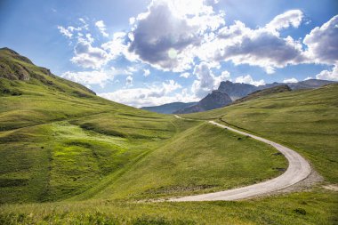 Yazın gündüz dağlarda güzel bir manzara. Gün batımında dağlar. Azerbaycan, Kafkasya. Khinalig